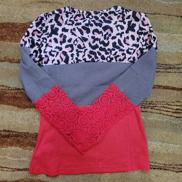 💜 New Lace Sleeve Color Block Top - Picture 3 of 3